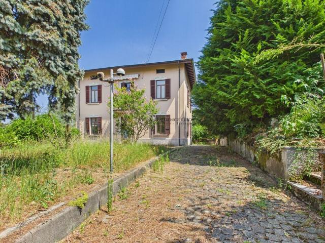 Villa a Pedrinate con ampio giardino privato di 601mq