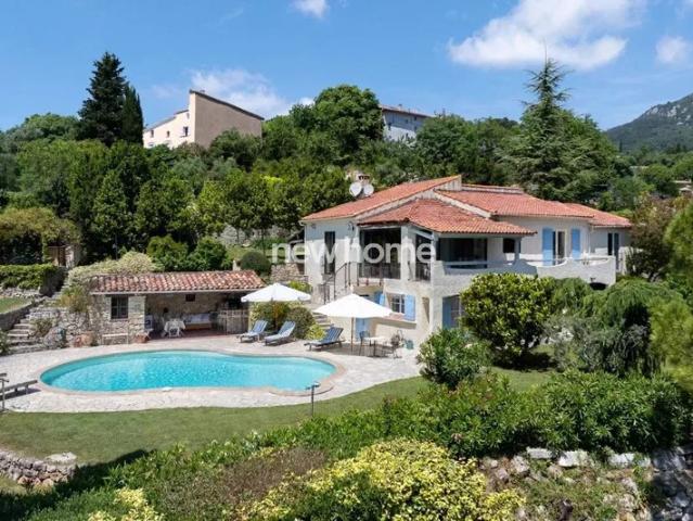 Villa à pied du village avec vue panoramique