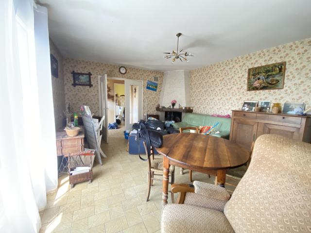 Villa à rénover sur sous sol complet et terrain attenant