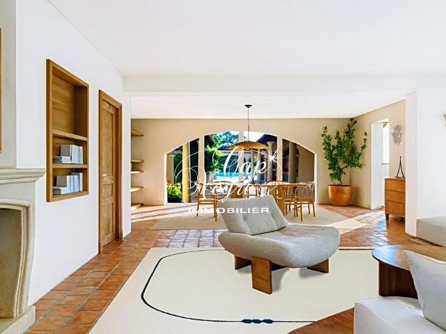 VILLA A RENOVER VUE SUR LES COLLINES AVEC PATIO ET TERRASSES A VENDRE A LA MOLE GOLFE DE SAINT TROPEZ