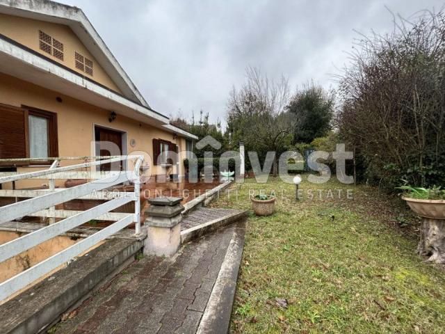 Villa a Riano RM