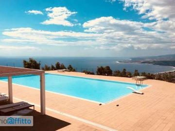 Villa a schiera arredata con piscina