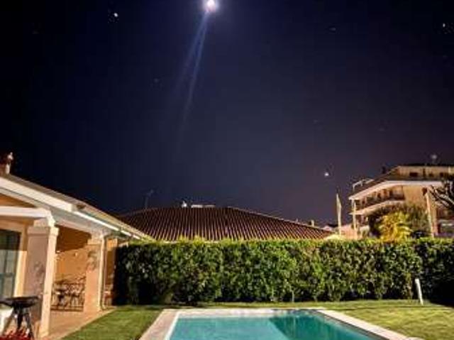 Villa a schiera arredata con piscina