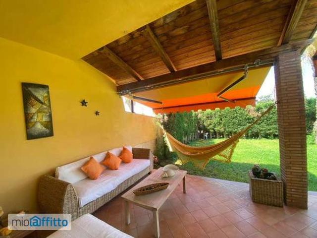Villa a schiera arredata con piscina