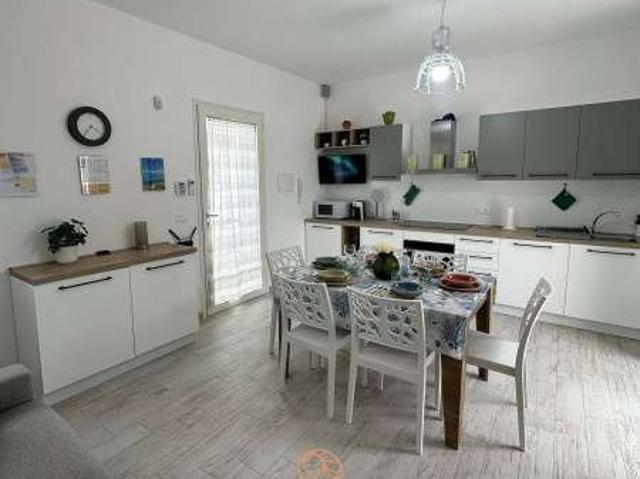 Villa a schiera arredata con piscina