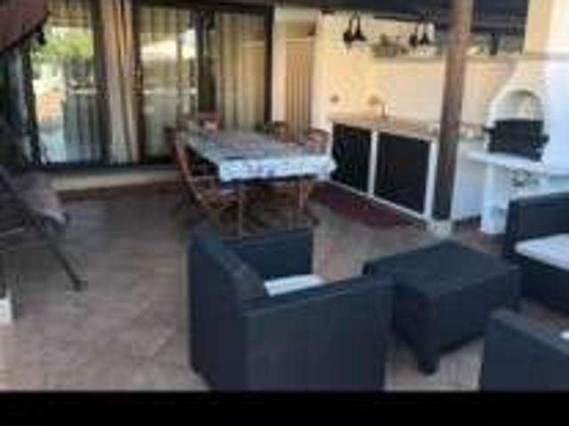 Villa a schiera arredata con piscina