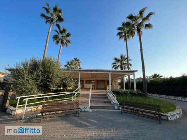 Villa a schiera arredata con piscina