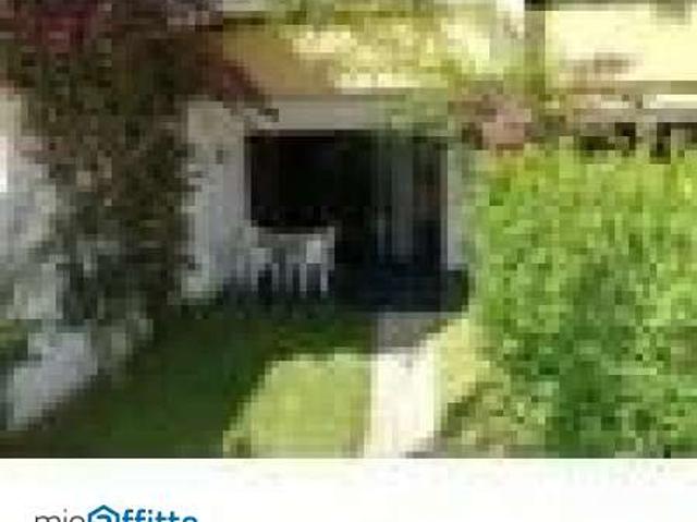 Villa a schiera arredata con piscina