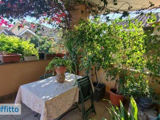 Villa a schiera arredata con terrazzo