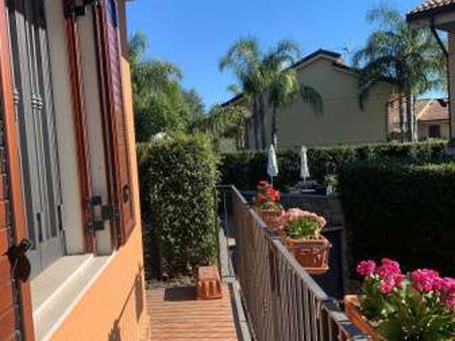 Villa a schiera arredata con terrazzo