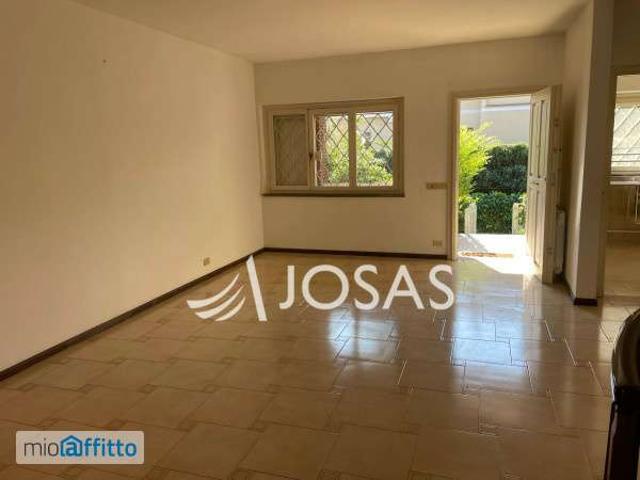 Villa a schiera arredata con terrazzo
