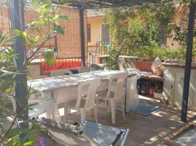 Villa a schiera arredata con terrazzo