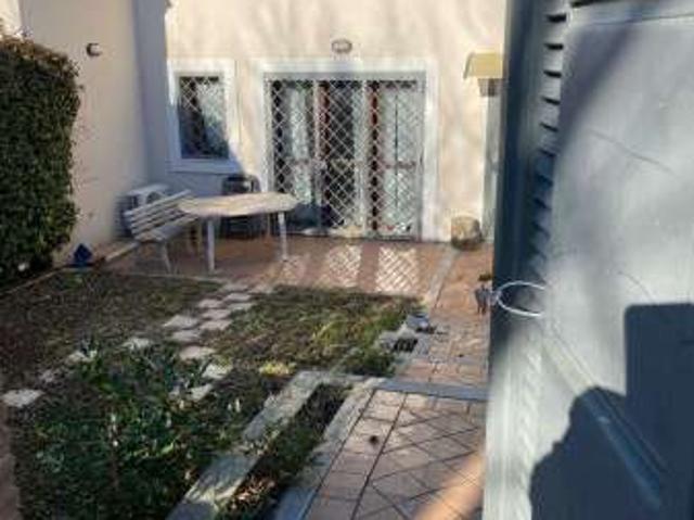Villa a schiera arredata con terrazzo