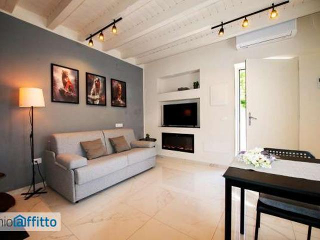 Villa a schiera arredata con terrazzo