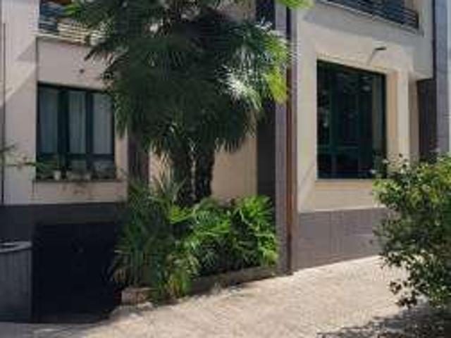 Villa a schiera arredata con terrazzo