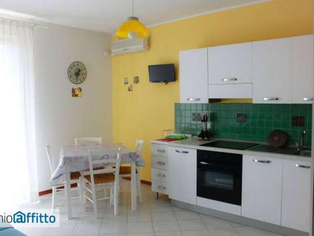 Villa a schiera arredata con terrazzo