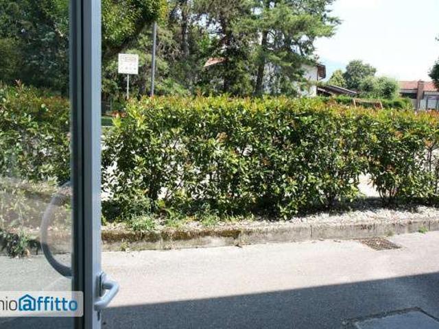 Villa a schiera arredata con terrazzo