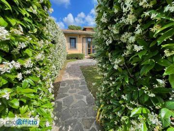 Villa a schiera arredata con terrazzo