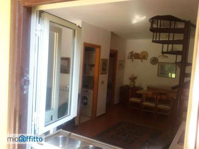 Villa a schiera arredata con terrazzo
