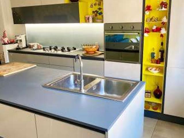 Villa a schiera arredata con terrazzo