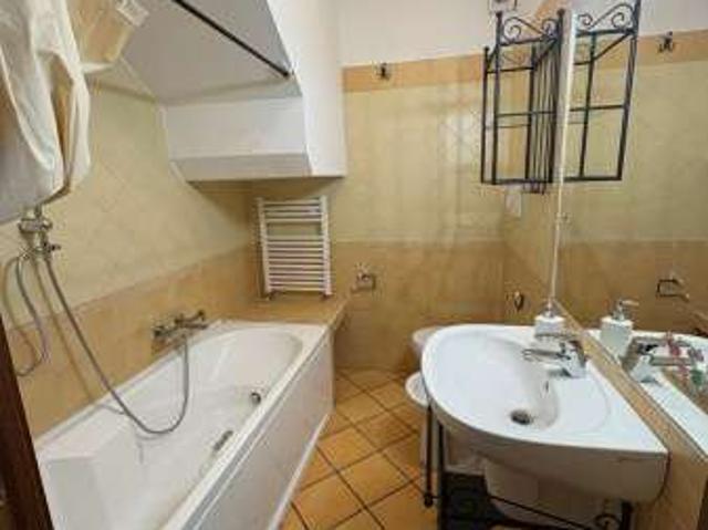 Villa a schiera arredata con terrazzo
