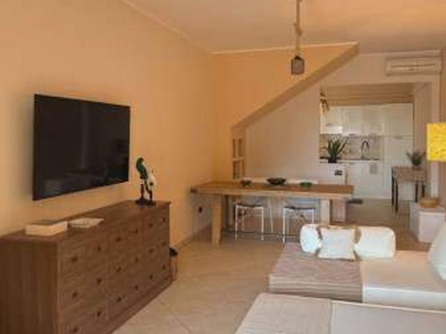 Villa a schiera arredata con terrazzo