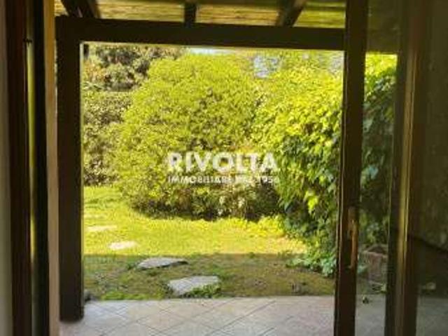 Villa a schiera arredata con terrazzo