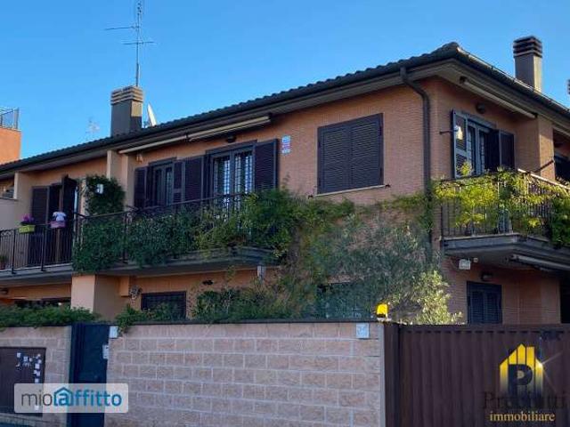 Villa a schiera arredata con terrazzo