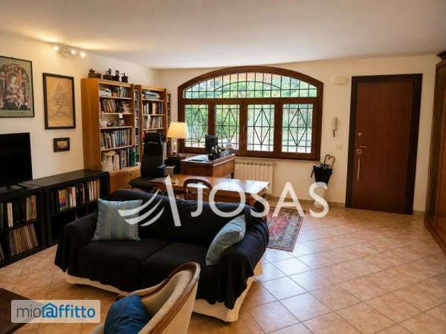 Villa a schiera arredata con terrazzo