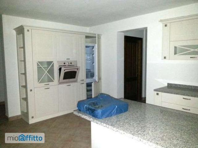 Villa a schiera arredata con terrazzo