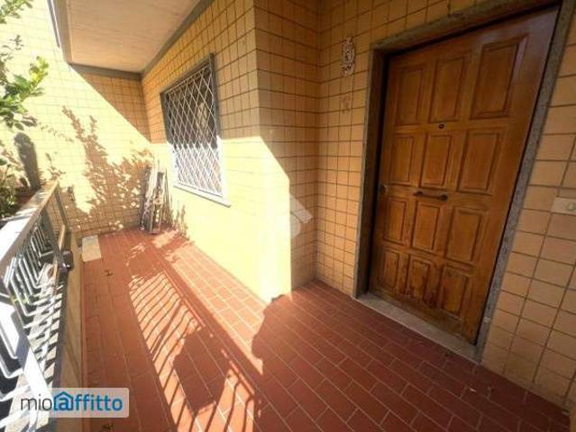 Villa a schiera arredata con terrazzo