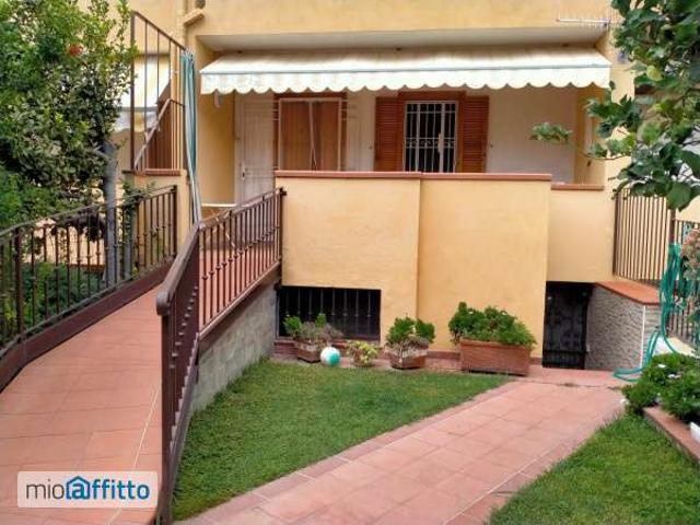 Villa a schiera arredata con terrazzo