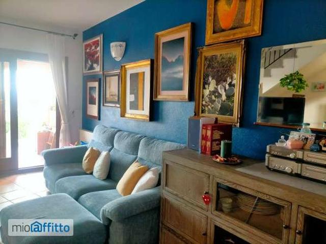 Villa a schiera arredata con terrazzo