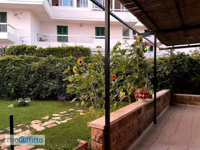 Villa a schiera arredata con terrazzo