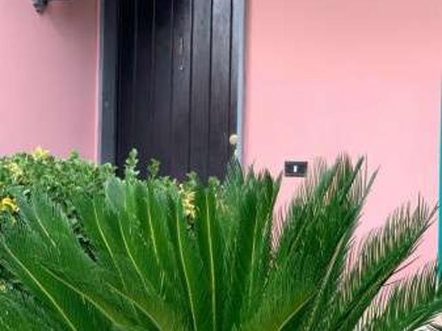 Villa a schiera arredata con terrazzo