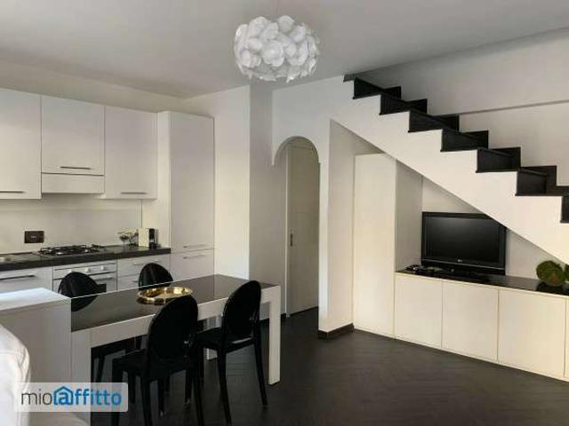 Villa a schiera arredata con terrazzo