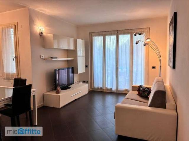 Villa a schiera arredata con terrazzo