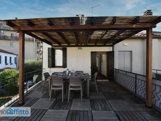 Villa a schiera arredata con terrazzo