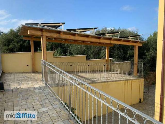 Villa a schiera arredata con terrazzo