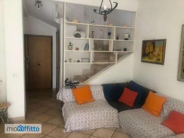 Villa a schiera arredata con terrazzo