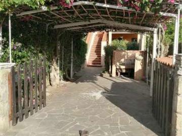 Villa a schiera arredata con terrazzo