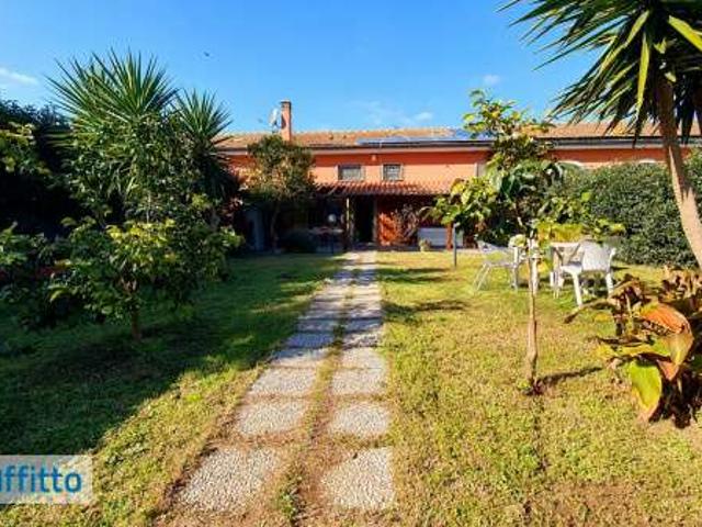 Villa a schiera arredata con terrazzo