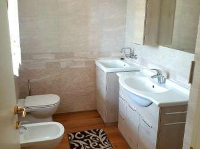 Villa a schiera arredata con terrazzo