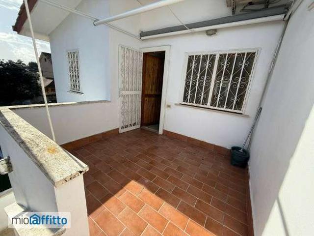 Villa a schiera arredata con terrazzo