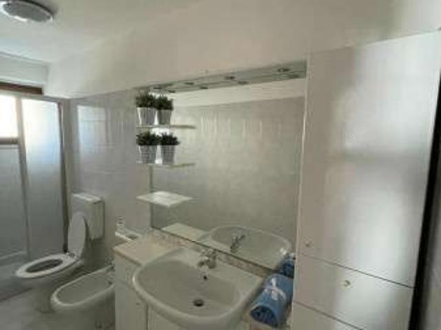 Villa a schiera arredata con terrazzo