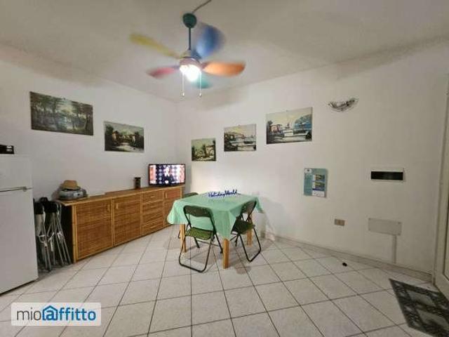 Villa a schiera arredata con terrazzo