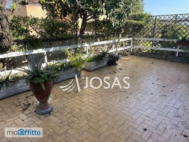 Villa a schiera arredata con terrazzo