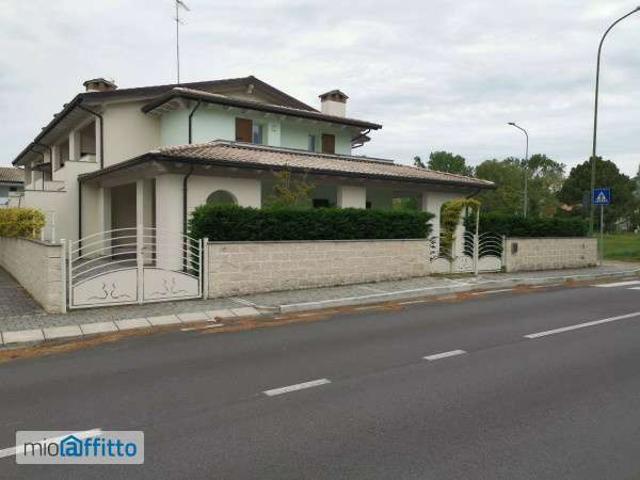 Villa a schiera arredata con terrazzo