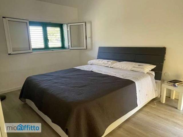 Villa a schiera arredata con terrazzo