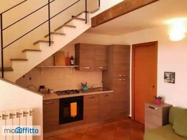 Villa a schiera arredata con terrazzo